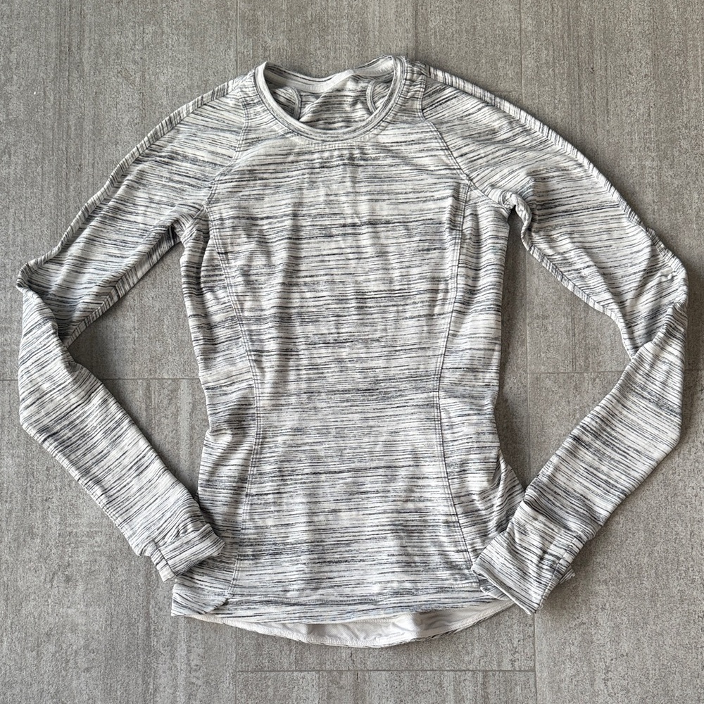 Lululemon long sleeve top in grey and white size 2 | athleisure, work out attire